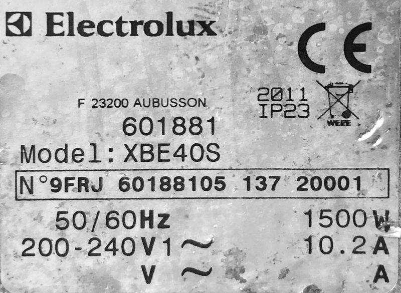 BATTEUR MELANGEUR DE MARQUE ELECTROLUX MODELE XBE 40. 135 X 55 X 62 CM. VENDU AVEC 1 BOL. EX BOETIE. BAT.H ENTREE