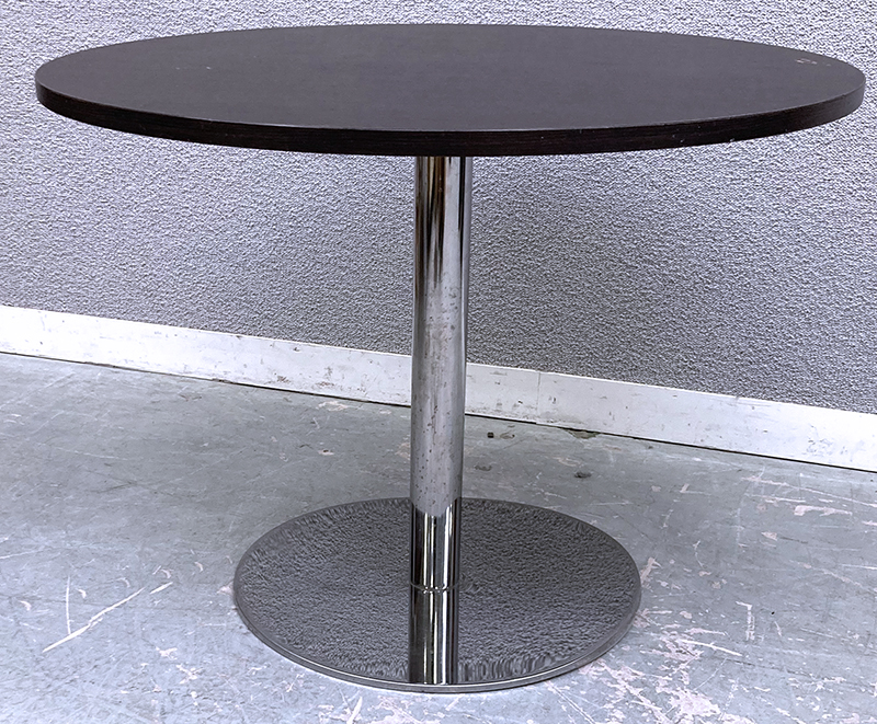 TABLE RONDE PLATEAU EN BOIS DE COULEUR WENGE ET PIETEMENT EN METAL DE COULEUR CHROME. USURE. 100 X 76 CM.