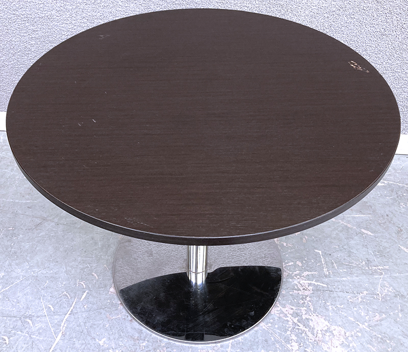 TABLE RONDE PLATEAU EN BOIS DE COULEUR WENGE ET PIETEMENT EN METAL DE COULEUR CHROME. USURE. 100 X 76 CM.