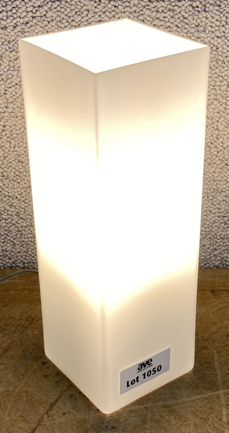 3 UNITES: LAMPE DE TABLE RECTANGULAIRE EN VERRE DEPOLI BLANC DE MARQUE SCE MODELE NEFERTITI. 30 X 10 X 10 CM. LOCALISATION :  2 BOULEVARD DU GENERAL DE GAULLE - 92500 RUEIL-MALMAISON.