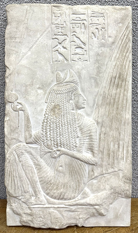 BAS RELIEF EN PLATRE "DAME TAKHA CHANTEUSE D'HATHOR", EGYPTE 1300 AV J.C. REPRODUCTION DES ATELIERS DE MOULAGE DU MUSEE DU LOUVRE. 70 X 37,5 X 4 CM.