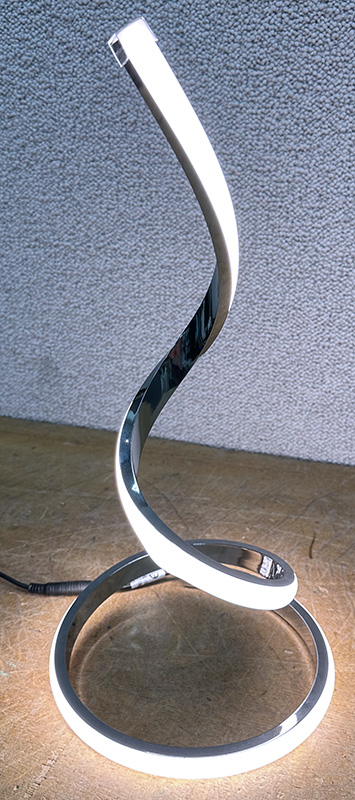 LAMPE LED A VARIATEUR EN FORME DE SERPENTIN. LOT EXONERE DE TVA. 41 X 20 CM.