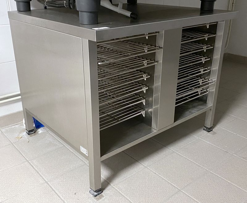 FOUR MIXTE A 10 NIVEAUX DE MARQUE FRIMA MODELE COMBI MASTER PLUS FCNP101, ON Y JOINT SA REHAUSSE EN INOX ALIMENTAIRE AVEC 2 COMPARTIMENTS AVEC 7 NIVEAUX CHACUN, SA HOTTE FILTRANTE DE MARQUE FRIMA MODELE 60.72.313 ET 24 GRILLES. 210 X 86 X 115 CM. LOCALISATION : -2.