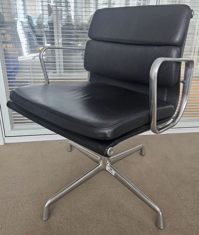 FAUTEUIL PIVOTANT DESIGN CHARLES ET RAY EAMES MODELE SOFT PAD EA208 EDITION VITRA, STRUCTURE EN ALUMINIUM, GARNITURE EN CUIR NOIR REPOSANT SUR UN PIETEMENT EN ETOILE A 4 BRANCHES SUR PATINS. 84 X 58 X 69 CM. TRES LEGERE USURE CUIR ET ALUMINIUM.